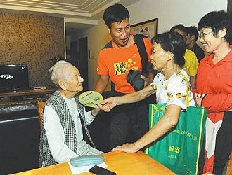 98岁老人坚持晨跑73年 总跑程能绕地球六圈多