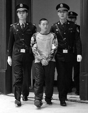 陌生男子骗取母亲信任拐走男童 自称本想还孩子